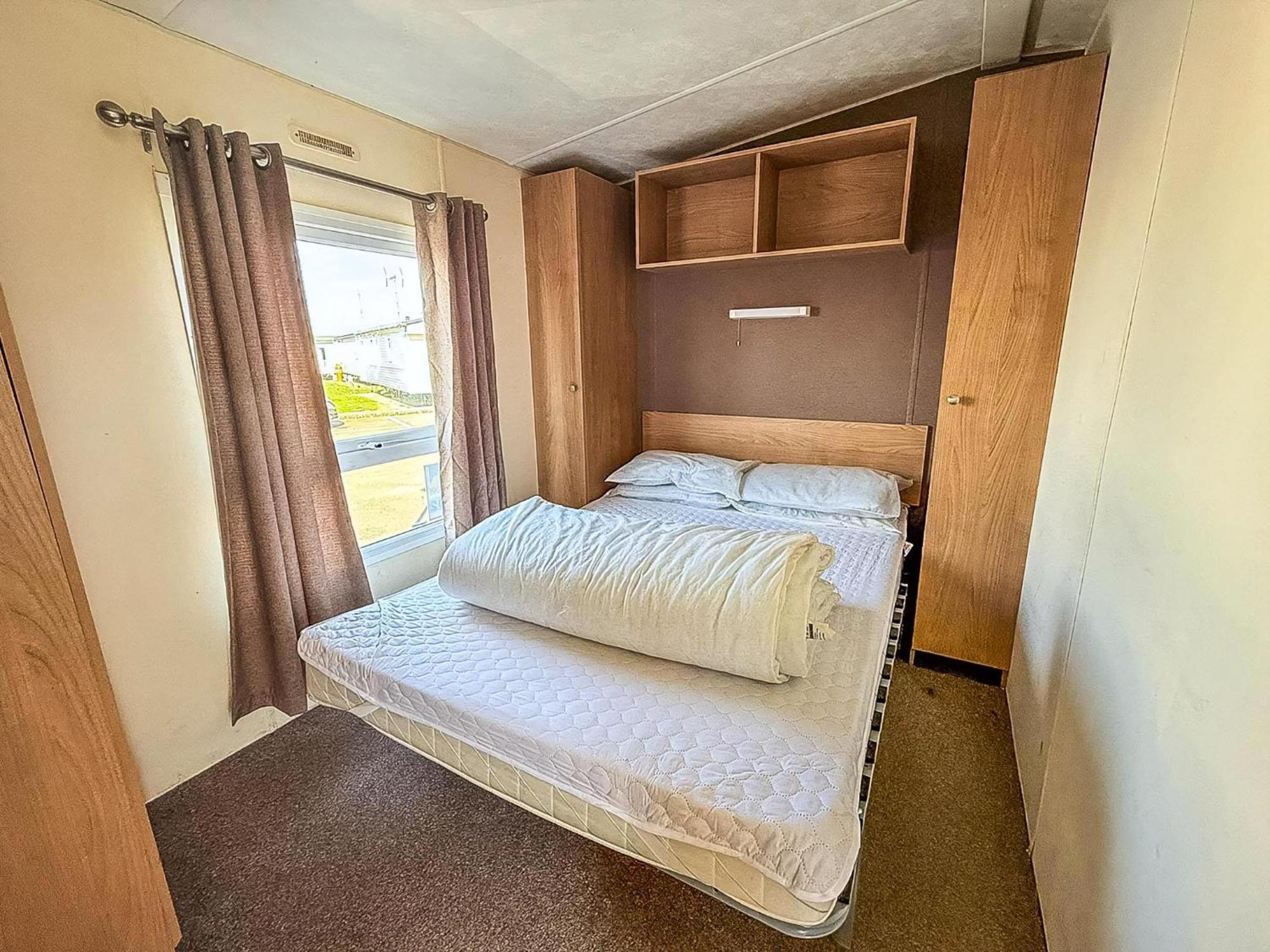 10 Berth Caravan For Hire At Seawick Holiday Park In Essex Ref 27102Sw Clacton-on-Sea Εξωτερικό φωτογραφία